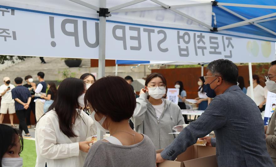 기말고사 앞둔 학생 격려..'총장빵' 행사 열려